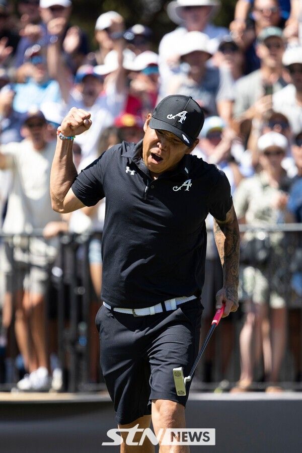 앤서니 김(미국)이 15일 LIV 골프 애들레이드 최종 라운드 12번 홀에서 퍼트를 성공시킨 뒤 기뻐하는 모습. /사진=뉴시스(AP)