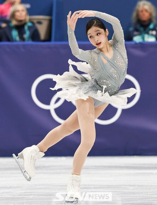 피겨스케이팅 신지아가 17일(현지 시간) 이탈리아 밀라노 아이스스케이팅 아레나에서 열린 2026 밀라노·코르티나 담페초 동계올림픽 피겨스케이팅 여자 싱글 쇼트프로그램에서 연기를 펼치고 있다. /사진=뉴시스