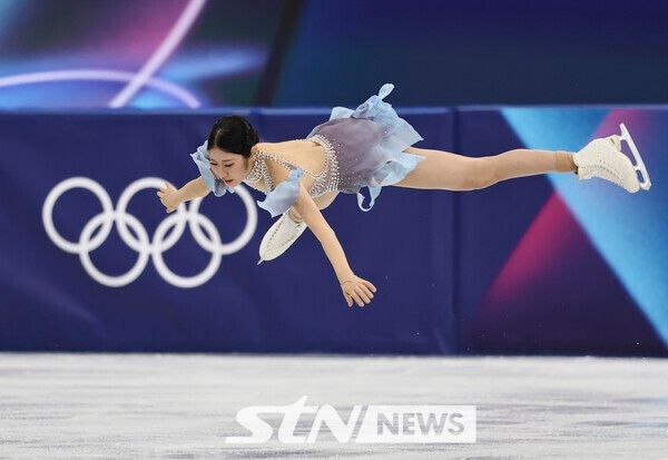 피겨스케이팅 이해인이 17일(현지 시간) 이탈리아 밀라노 아이스스케이팅 아레나에서 열린 2026 밀라노·코르티나 담페초 동계올림픽 피겨스케이팅 여자 싱글 쇼트 프로그램에서 점프를 선보이고 있다. /사진=뉴시스