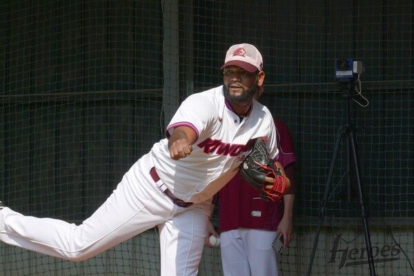 라울 알칸타라가 지난 18일 대만 가오슝에서 열린 스프링캠프 중 첫 라이브 피칭에 나섰다. /사진=키움 히어로즈