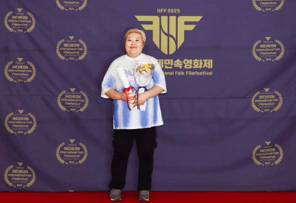 2025 인천국제민속영화제에서의 작가상 수상은 백수경 작가가 '여름날의 봄'에 이어 '파마머리'를 통해 또 한 번 그만의 섬세한 시선과 필력을 선보였다. (▲ 백수경 작가)./사진=IIFF2025