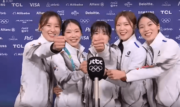 18일(현지시간) 이탈리아 코르티나담페초 컬링 올림픽 스타디움에서 열린 2026 밀라노ㆍ코르티나담페초 동계올림픽 컬링 여자 라운드로빈 한국과 스웨덴의 경기에서 한국 대표팀이 강력한 금메달 후보 스웨덴을 8대 3으로 완파하며 존재감을 각인시켰다. /사진=라이브캡처