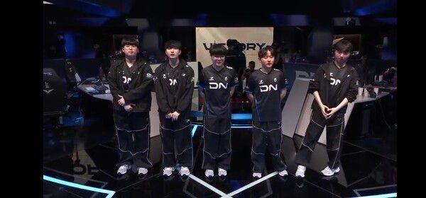 19일 종로 치지직 롤파크에서 열린 2026 LCK컵 플레이오프 패자 1라운드 4세트에서 DN수퍼스가 DRX를 세트 스코어 3대 1로 꺾고 플레이오프 패자조에서 극적인 생존에 성공했다. (▲DN수퍼스 & DRX=3:1). /사진=네이버 치지직 라이브영상 캡처/사진