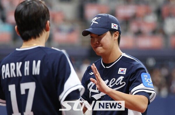 지난해 11월 서울 구로구 고척스카이돔에서 열린 2025 K-베이스볼 시리즈 대한민국과 체코의 평가전 2차전 경기, 한국 투수 정우주가 체코 5회말 공격 2사 주자 1, 3루서 김서현에 이어 구원 등판해 이닝을 마치고 더그아웃으로 향하는 모습. /사진=뉴시스