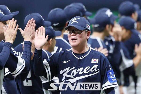 9일 오후 서울 구로구 고척스카이돔에서 열린 2025 K-베이스볼 시리즈 대한민국과 체코의 평가전 2차전 경기, 한국 류지현 감독이 식전 행사에 입장하며 선수단과 하이파이브하고 있다. /사진=뉴시스
