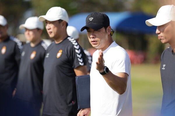 훈련 전 미팅 중인 배성재 감독. /사진=경남FC 제공