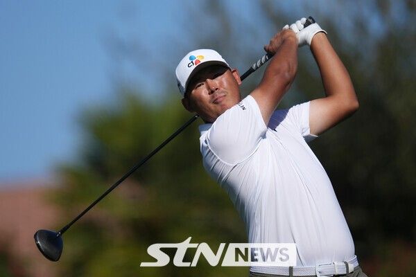 김시우가 8일(현지 시간) 미 애리조나주 스코츠데일의 TPC 스코츠데일에서 열린 미국프로골프(PGA) 투어 WM 피닉스 오픈 최종 라운드 2번 홀 티샷을 하고 있다. /사진=뉴시스(AP)