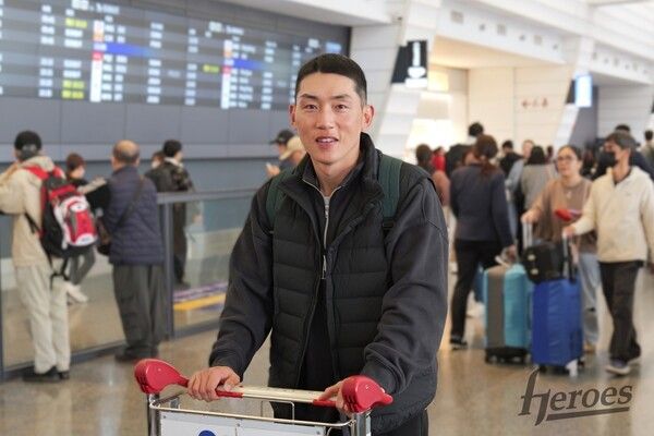 서건창이 20일 대만행 비행기 탑승 전 구단 프런트를 향해 포즈를 취하고 있다. /사진=키움 히어로즈