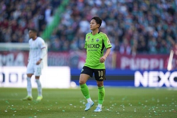 전북현대 이승우가 21일 전주월드컵경기장에서 치러진 대전하나시티즌과의 쿠팡플레이 K리그 슈퍼컵 2026에서 동료를 바라보고 있다. /사진=전북현대