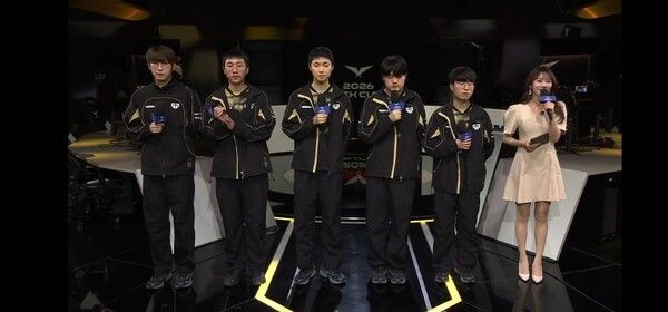 21일 종로구 치지직 롤파크에서 열린 '2026 리그 오브 레전드 챔피언스 코리아' 컵 대회 플레이오프 승자 3라운드 4세트에서 젠지 e스포츠가 BNK 피어엑스를 세트스코어 3대1로 제압하고 홍콩 결승 무대에 가장 먼저 도착했다. /사진=네이버 치지직 라이브영상 캡처