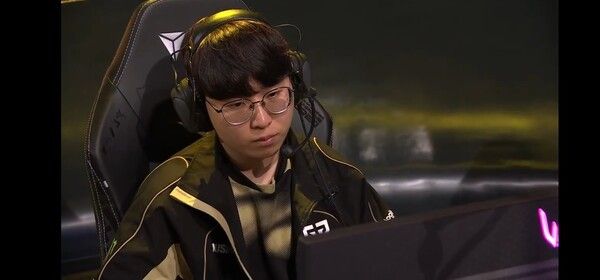 21일 종로구 치지직 롤파크에서 열린 '2026 리그 오브 레전드 챔피언스 코리아' 컵 대회 플레이오프 승자 3라운드 1세트 젠지가 BNK피어엑스에 먼저 승리를 거둬 1승을 가져갔다.(▲젠지 & BNK피어엑스 =2:0). /사진=네이버 치지직 라이브영상 캡처