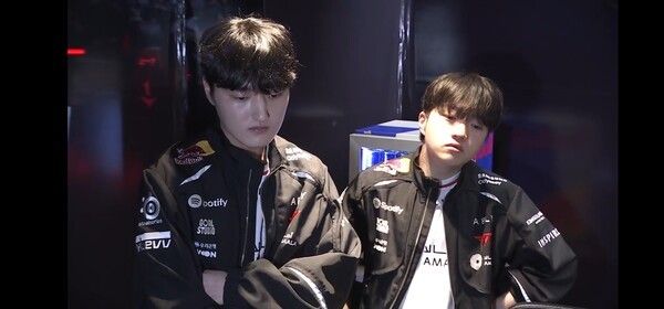 22일 종로구 치지직 롤파크에서 열린 2026 LCK컵 플레이오프 패자 3라운드 1세트에서 T1이 34분 만에 넥서스를 파괴하며 최종 결승 진출을 향한 의미 있는 첫 승을 챙겼다. (▲T1 & DK=1:0). /사진=네이버 치지직 라이브영상 캡처