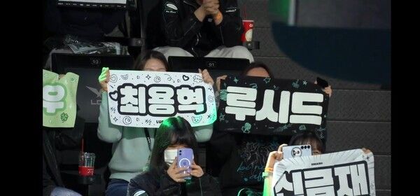 22일 종로구 치지직 롤파크에서 열린 2026 LCK컵 플레이오프 패자 3라운드 4세트 탈락 위기에 몰렸던 디플러스 기아(DK)가 벼랑 끝에서 기적 같은 반격을 완성했다. 초반 흔들림을 딛고 오공–카시오페아 중심의 한타 집중력을 앞세워 T1을 무너뜨리며 시리즈를 2대2 원점으로 되돌렸다. (▲DK & T1=2:2). /사진=네이버 치지직 라이브영상 캡처