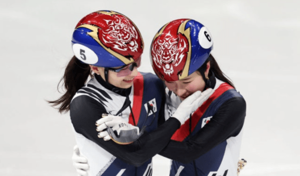금메달리스트 김길리와 최민정이 경기 후 서로를 안아주며 기쁨을 나누고 있다. 쇼트트랙의 성과 속에서도 한국 동계 스포츠의 구조적 과제는 여전히 남아 있다. /사진= 라이브 캡쳐