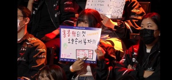 22일 종로구 치지직 롤파크에서 열린 2026 LCK컵 플레이오프 패자 3라운드 1세트에서 T1이 34분 만에 넥서스를 파괴하며 최종 결승 진출을 향한 의미 있는 첫 승을 챙겼다. (▲T1 & DK=1:0). /사진=네이버 치지직 라이브영상 캡처