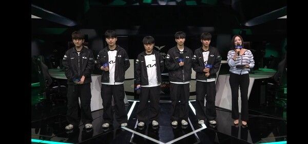 22일 종로구 치지직 롤파크에서 열린 2026 LCK컵 플레이오프 패자 3라운드 5세트 ‘패패승승승’ 완성…DK, 5세트 드래곤 스틸로 T1 꺾고 홍콩행 (▲DK & T1=3:2). /사진=네이버 치지직 라이브영상 캡처