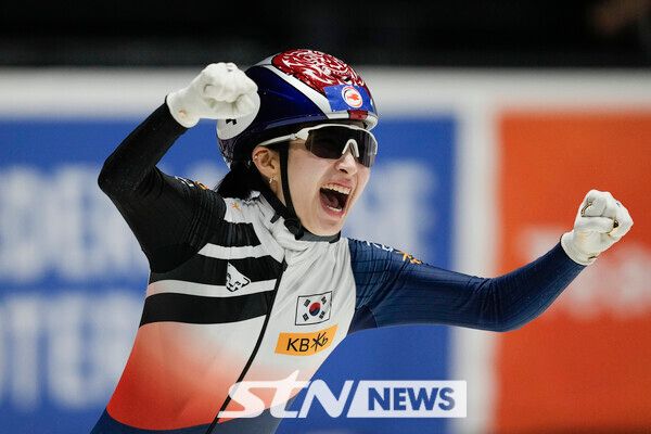 김길리가 16일(현지시각) 네덜란드 로테르담 아호이 아레나에서 열린 2024 국제빙상경기연맹(ISU) 세계 쇼트트랙 선수권대회 여자 1500m 결승에서 1위로 골인하며 환호하고 있다. 김길리는 2분21초192의 기록으로 가장 먼저 결승선을 통과, 생애 첫 세계선수권 금메달을 따냈다. 사진┃뉴시스