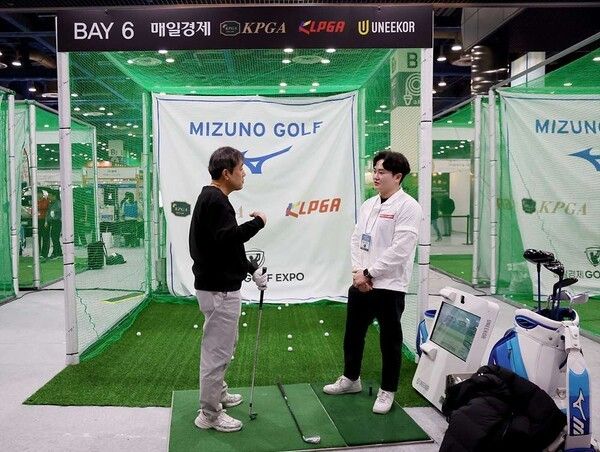 2026 매일경제 골프엑스포에서 원포인트 레슨 중인 KPGA Class A 프로와 참가자. /사진=KPGA 제공