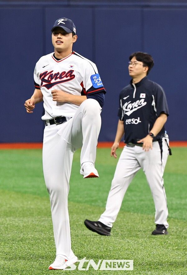 문동주가 4일 대표팀 훈련에 합류해 몸을 풀고 있다.&nbsp; /사진= 뉴시스