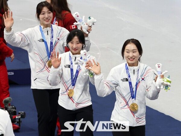대한민국 쇼트트랙 여자 대표팀이 18일(현지 시간) 이탈리아 밀라노 아이스 스케이팅 아레나 경기장에서 열린 2026 밀라노·코르티나담페초 동계올림픽 쇼트트랙 여자 3000m 계주 시상식을 마친 뒤 인사하고 있다. 오른쪽부터 최민정, 이소연, 노도희. /사진=뉴시스
