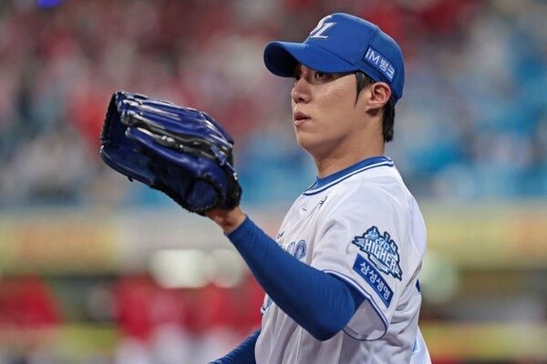 3일 대구 삼성라이온즈파크에서 열린 2025 신한 SOL뱅크 KBO 포스트시즌 준플레이오프(준PO·5전 3승제) 3차전 SSG 랜더스와의 경기에서 역투를 펼치는 삼성 라이온즈 투수 원태인. /사진=삼성 라이온즈