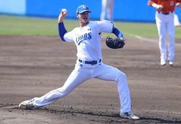 맷 매닝이 지난 24일 일본 오키나와현 아카마구장에서 열린 한화 이글스와 연습경기에서 투구 중이다. /사진= 삼성 라이온즈