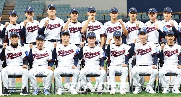 류지현 감독이 이끄는 야구 국가대표팀이 4일 서울 고척스카이돔에서 훈련에 앞서 단체사진촬영을 하고 있다. /사진=뉴시스