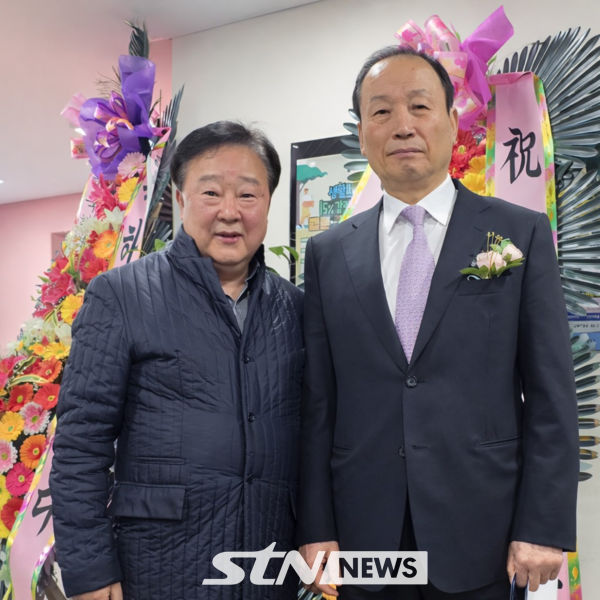 STN방송 이원재 대표와 한국 OB축구회 조영증 신임 회장(오른쪽). /사진=STN