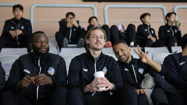 프로축구 충남아산이 여자농구 경기장을 찾아 홍보에 나섰다. /사진=충남아산