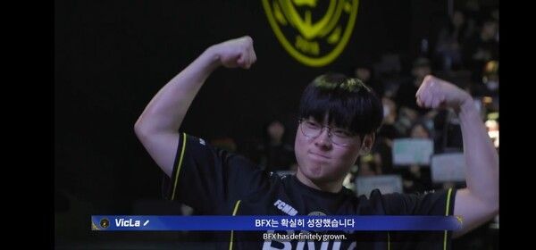 28일 홍콩 카이탁 아레나에서 열린 '2026 LCK컵' 대회 최종 결승 진출전 2세트에서 BNK 피어엑스가 디플러스 기아를 상대로 2연승을 내달리며 결승 진출에 단 한 걸음만을 남겼다. (▲BNK 피어엑스 & DK=2:0). /사진=네이버 치지직 라이브영상 캡처