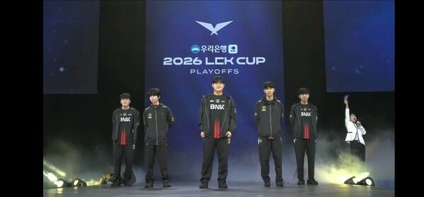 28일 홍콩 카이탁 아레나에서 열린 '2026 LCK컵' 대회 최종 결승 진출전 1세트에서 NK 피어엑스가 디플러스 기아를 압도하며 1승을 먼저 선취했다.(▲BNK 피어엑스 & DK=1:0). /사진=네이버 치지직 라이브영상 캡처