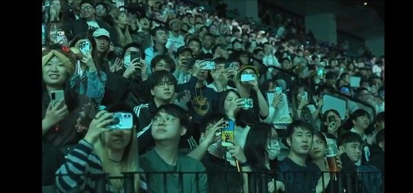 28일 홍콩 카이탁 아레나에서 열린 '2026 LCK컵' 대회 최종 결승 진출전 2세트에서 BNK 피어엑스가 디플러스 기아를 상대로 2연승을 내달리며 결승 진출에 단 한 걸음만을 남겼다. (▲BNK 피어엑스 & DK=2:0). /사진=네이버 치지직 라이브영상 캡처