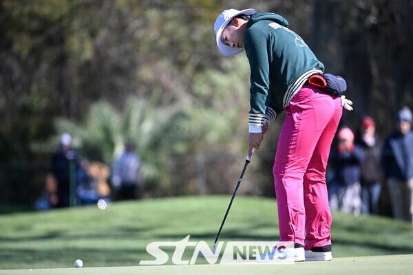 2026 시즌 개막전 최종 라운드 17번 그린에서 퍼트하고 있는 양희영/사진=뉴시스(AP)