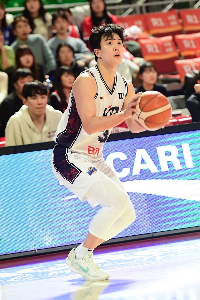 부산KCC 허웅이 지난 2일 잠실학생체육관에서 열린 2025-2026 LG전자 프로농구 정규리그 서울SK전에서 3점슛을 시도하고 있다. /사진=KBL