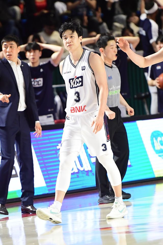 부산KCC 허웅이 지난 2일 잠실학생체육관에서 열린 2025-2026 LG전자 프로농구 정규리그 서울SK전에 임하고 있다. /사진=KBL