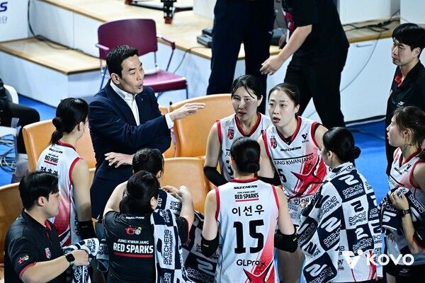 정관장 고희진 감독과 선수단. /사진=한국배구연맹