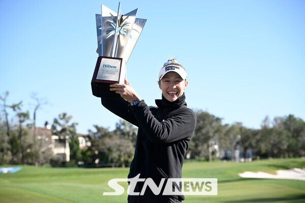 넬리 코르다가 미국 플로리다주 올랜도에서 열린 LPGA 투어 토너먼트 오브 챔피언스에서 우승한 뒤, 챔피언 트로피와 함께 포즈를 취하고 있다./사진=뉴시스(AP)