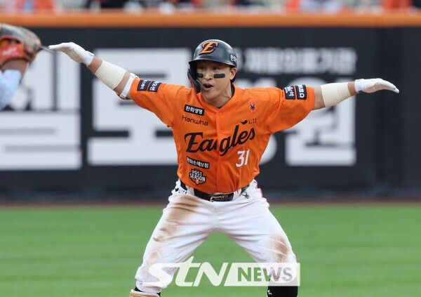 18일 대전 중구 한화생명볼파크에서 열린 2025 KBO 포스트시즌 플레이오프 1차전 삼성 라이온즈와 한화 이글스의 경기, 6회말 무사 한화 손아섭이 1타점 2루타를 친 뒤 기뻐하고 있다. /사진=뉴시스