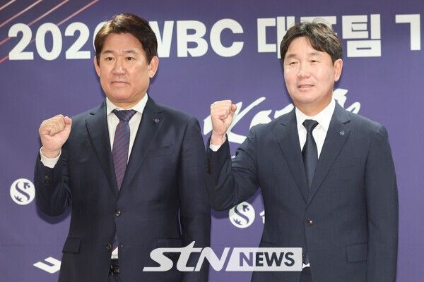 조계현 KBO 전력강화위원장과 류지현 대한민국 야구 국가대표팀 감독이 6일 오전 서울 중구 프레스센터에서 열린 WBC 대표팀 명단 발표 기자회견에서 기념촬영을 하고 있다. /사진=뉴시스