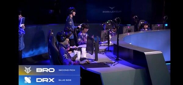 6일 종로 치지직 롤파크에서 열린 2026 LCK컵 플레이-인 첫번째 경기 2세트에서 브리온이 DRX에 1승을 잡아내며 경기를 1:1 이끌며 팽팽한 접전을 이어갔다. (▲ 브리온 & DRX=1:1). /사진=네이버 치지직 라이브영상 캡처
