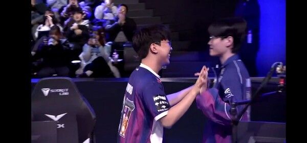 6일 종로 치지직 롤파크에서 열린 2026 LCK컵 플레이-인 첫번째 경기 마지막 3세트에서 캐리 라인이 살아난 DRX는 역시 강팀이었다. DRX는 9일 만에 다시 만난 브리온과의 풀세트 혈투 끝에 승리를 거두며 플레이-인 2라운드 진출에 성공했다. (▲ DRX & 브리온=2:1). /사진=네이버 치지직 라이브영상 캡처