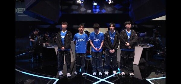 7일 서울 종로구 롤파크에서 열린 '2026 리그 오브 레전드 챔피언스 코리아' LCK 컵 대회 플레이인 2라운드 2경기 3세트 DN 수퍼스가 농심 레드포스를 상대로 세트 스코어 2대 1 역전승을 거두며 LCK 컵 플레이오프 진출에 성공했다. (▲ DNS(DN 수퍼스) & NS(농심 레드포스)=2:1). /사진=네이버 치지직 라이브영상 캡처