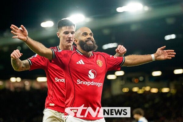 맨체스터 유나이티드 베냐민 세슈코(뒤쪽)와 브라이언 음뵈모(앞쪽). /사진=뉴시스(AP)