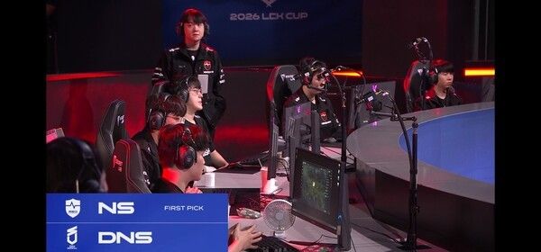 7일 종로 치지직 롤파크에서 열린 2026 리그 오브 레전드 챔피언스 코리아 컵 플레이-인 2라운드 2경기 1세트 NS(농심레드포스)가 DNS(DN수퍼스)를 상대로 1승을 먼저 챙겼다.(▲NS(농심레드포스) & DNS(DN수퍼스) =1:0). /사진=네이버 치지직 라이브영상 캡처