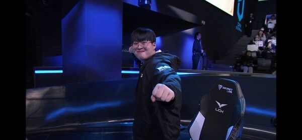 7일 서울 종로구 롤파크에서 열린 '2026 리그 오브 레전드 챔피언스 코리아' LCK 컵 대회 플레이인 2라운드 2경기 3세트 DN 수퍼스가 농심 레드포스를 상대로 세트 스코어 2대 1 역전승을 거두며 LCK 컵 플레이오프 진출에 성공했다. (▲ DNS(DN 수퍼스) & NS(농심 레드포스) =2:1). /사진=네이버 치지직 라이브영상 캡처