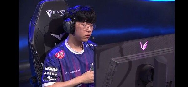 8일 서울 종로 치지직 롤파크에서 열린 2026 LCK컵 플레이-인 2라운드 최종전 2세트에서 DRX가 친정팀 농심을 상대로 ‘지우’ 정지우의 원딜 하드 캐리를 앞세워 LCK컵 플레이-인 최종전에서 2-0으로 앞서며 플레이오프 진출까지 단 1승만을 남겼다.(▲ DRX & 농심 레드포스=2:0). /사진=네이버 치지직 라이브영상 캡처