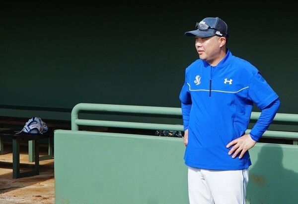 박진만 삼성 라이온즈 감독이 괌에서 진행 중인 1차 스프링캠프에서 선수들을 매의 눈으로 보고 있다. /사진=삼성 라이온즈
