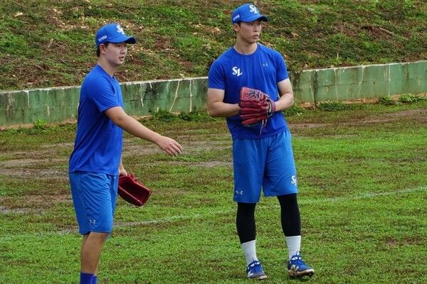2026 KBO 드래프트에서 지명된 장찬희 , 이호범이 괌에서 열린 1차 스프링캠프에서 구슬땀을 흘리며 훈련 중이다. /사진=삼성 라이온즈