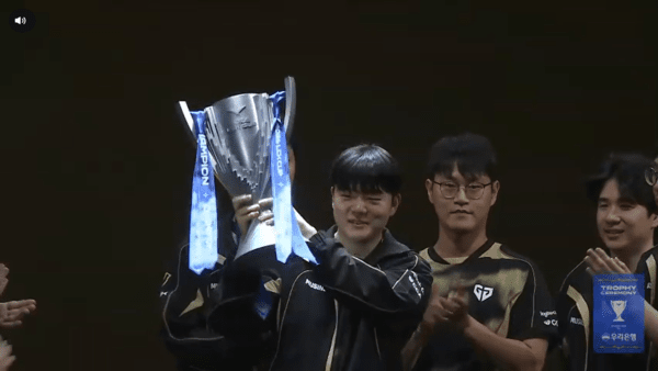 3월 1일 홍콩 카이탁 아레나에서 열린 2026 LCK컵 결승 3세트에서 젠지가 홍콩 카이탁 아레나에서 열린 2026 LCK컵 결승에서 BNK 피어엑스를 세트스코어 3대0으로 완파했다. LCK 최초 해외 로드쇼의 마지막 밤, 젠지는 단 한 번도 흐름을 내주지 않는 완성도로 초대 챔피언 자리에 올랐다.(▲젠지 & BNK 피어엑스 =3:0). /사진=네이버 치지직 라이브영상 캡처