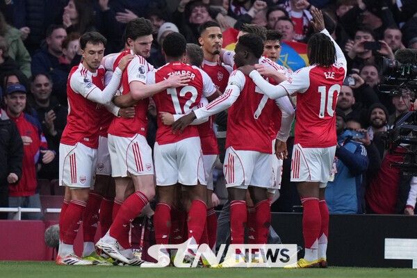 아스널 선수단이 2일 오전 1시 30분(한국시간) 영국 런던에 위치한 에미레이츠 스타디움에서 열린 첼시와의 2025~26시즌 잉글리시 프리미어리그(EPL) 28라운드 경기에서 터진 윌리암 살리바의 득점 이후 환호하고 있다. /사진=뉴시스(AP)